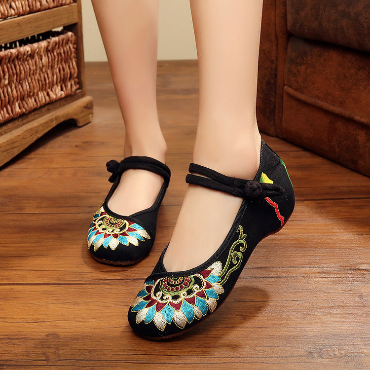 Embroidered cloth shoes