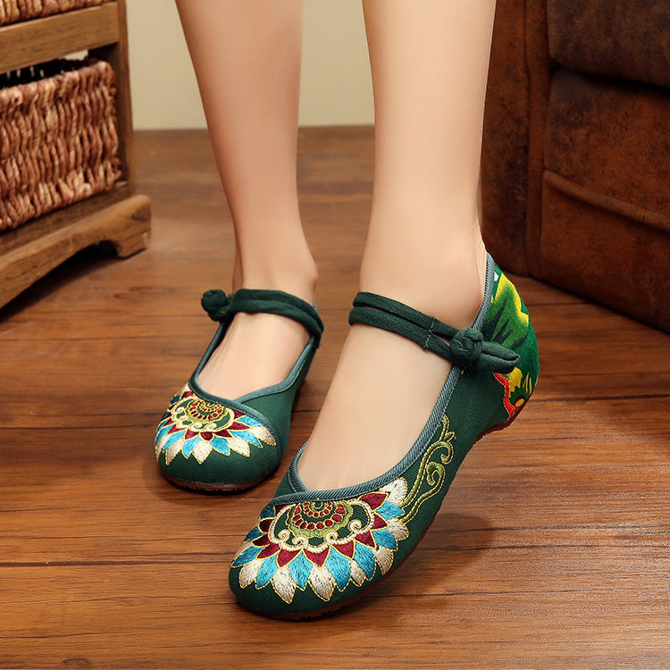 Embroidered cloth shoes