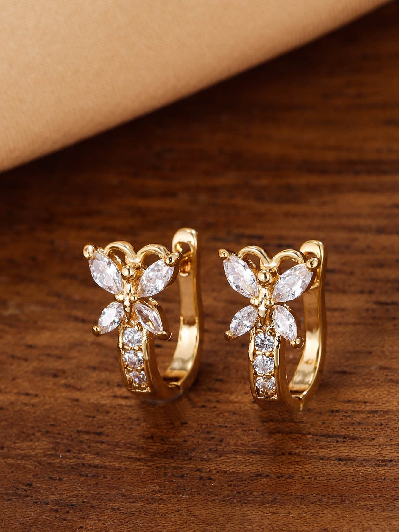 Vintage Pastoral Style Earrings Edge Inlaid Zircon Small Butterfly Ear Clip