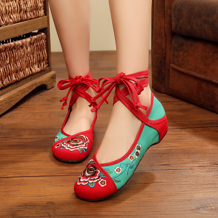 Embroidered cloth shoes