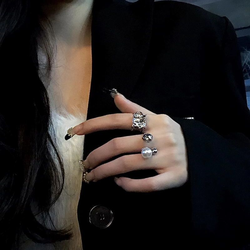 Women's Fashion Temperament Pleated Irregular Ring